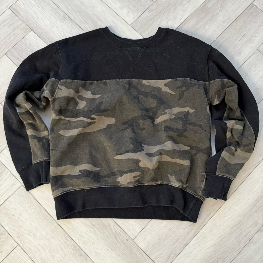 🖤 TNA Green and Black Crewneck Sweater